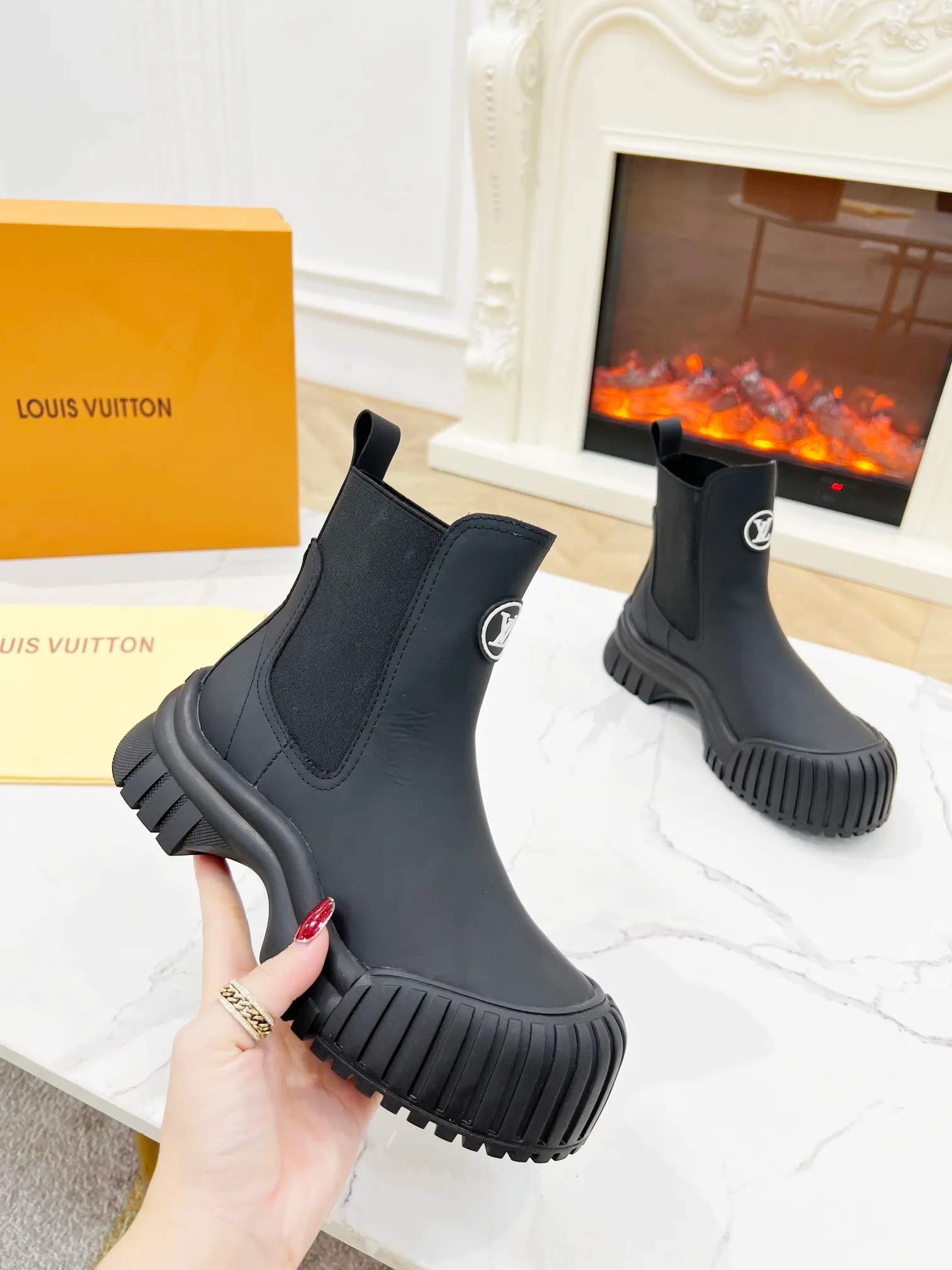 👟👟Ex-factory price 560👟👟 🔥🔥🔥Louis Vuitton 2024 catwalk new model, high-end customization, 1:1 replica, major celebrity internet celebrity catwalk style, a century-old classic, comfortable on the foot, with Louis Vuitton logo embossed leather label and wear-resistant leather outsole.  Fabric: open-edge beaded cowhide, LV presbyopic leather, black cowhide, white cowhide. Lining: sheepskin. Code number 35 to 40 (41 can be customized and non-returnable). Bosses are welcome to order.